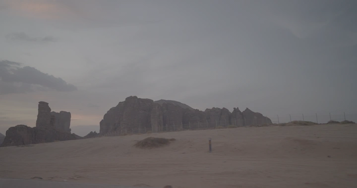 جبال العلا في الصحراء عند الغروب، لقطة واسعة.