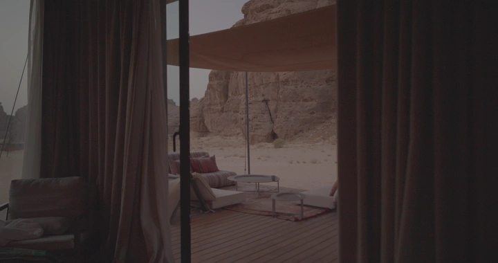 منتجع فاخر في العلا مع إطلالة على الصخور، لقطة داخلية.
