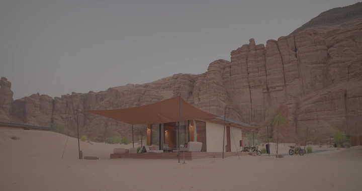 منتجع في العلا محاط بالجبال الصخرية، لقطة نهارية.