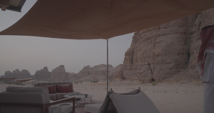 منتجع في العلا مع جبال في الخلفية، لقطة نهارية.