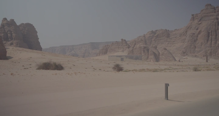 قاعة مرايا منظر تحيطها الجبال في العلا، لقطة نهارية.