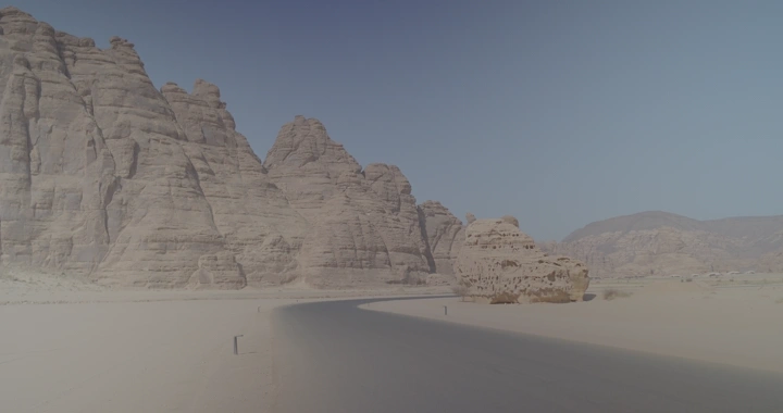 طريق صحراوي بجانب جبال العلا، لقطة نهارية.