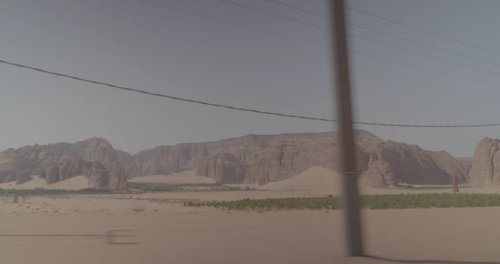 جبال العلا في الصحراء، لقطة من السيارة.