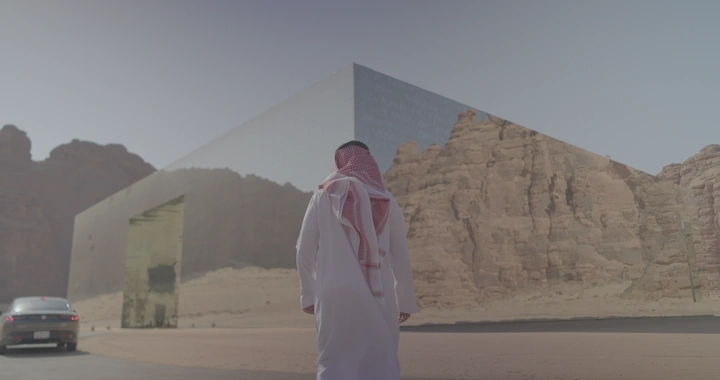 شخص أمام قاعة مرايا العلا، تصوير من الخلف.