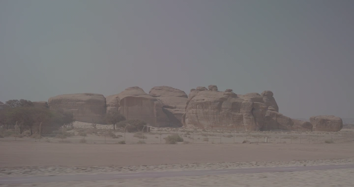 تكوينات صخرية في جبال العلا، لقطة نهارية.