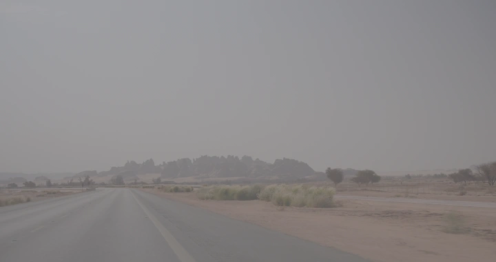 طريق صحراوي في العلا تحت سماء غائمة، منظر طبيعي.