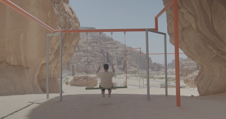 شخص يجلس على مرجيحة بين جبال العلا، لقطة نهارية.