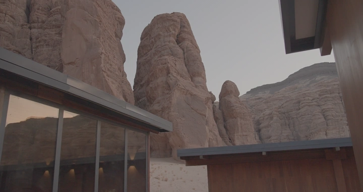 جبال العلا من داخل منتجع، لقطة نهارية واسعة.