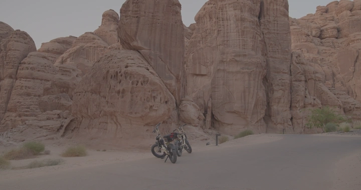 دراجات نارية أمام جبال العلا، لقطة أرضية.