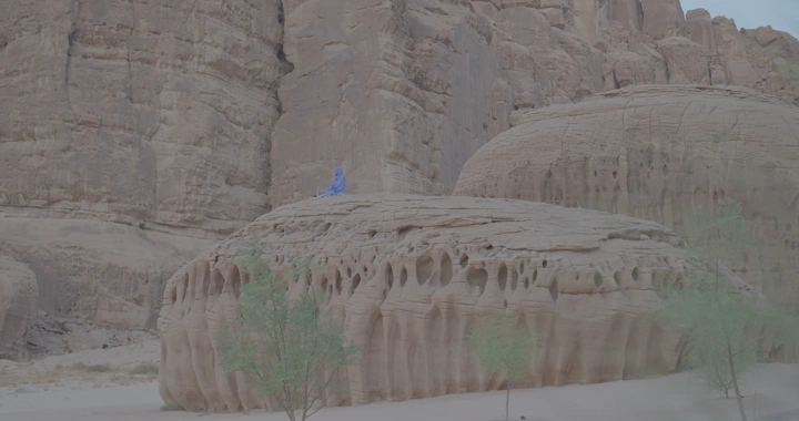 تمثال يوقا على صخرة في جبال العلا، لقطة من الأرض.