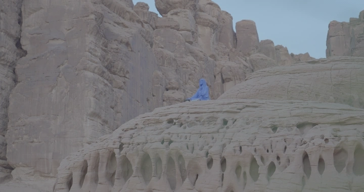 تمثال يوقا على صخرة فوق جبال العلا، لقطة بعيدة.