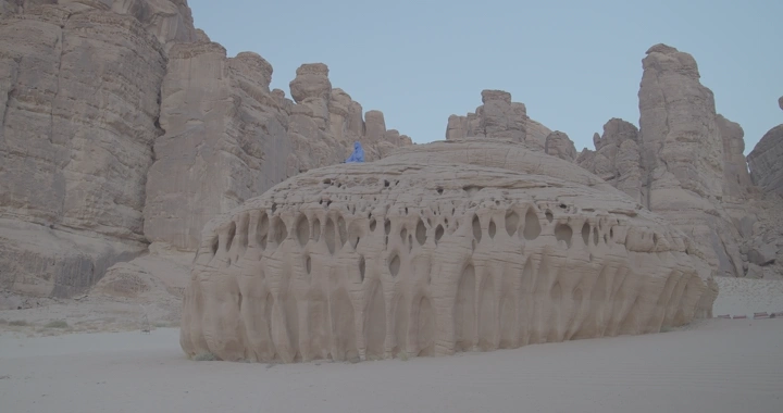 تمثال يوقا فوق صخرة في جبال العلا، لقطة واسعة.