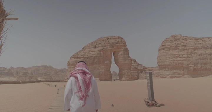 رجل يسير نحو جبل الفيل في العلا، لقطة نهارية.