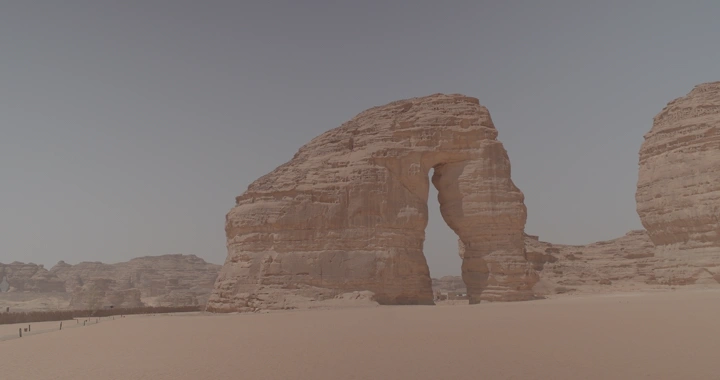 جبل الفيل في العلا، لقطة نهارية واسعة.