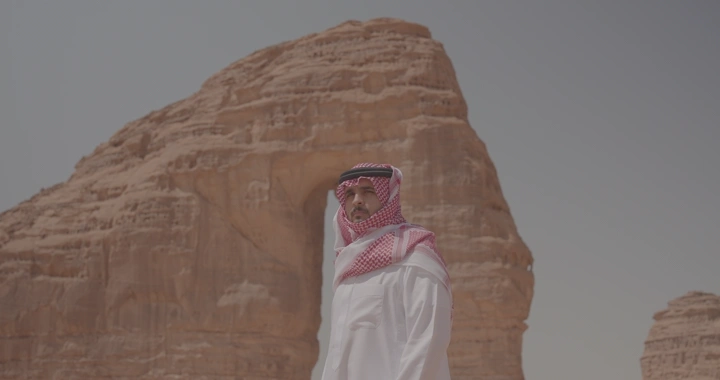 رجل أمام جبل الفيل في العلا، لقطة نهارية.