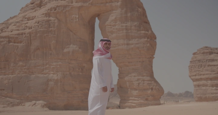 رجل أمام جبل الفيل في العلا، تصوير نهاري.