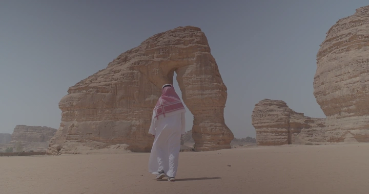 رجل يسير نحو جبل الفيل في العلا، لقطة نهارية.