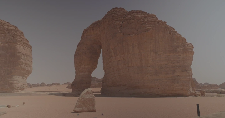 جبل الفيل في العلا، لقطة نهارية واسعة.