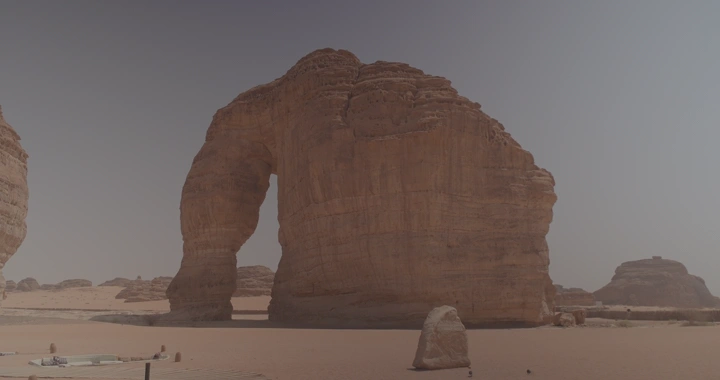 جبل الفيل في العلا خلال النهار، لقطة واسعة.