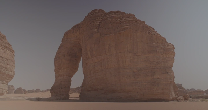 جبل الفيل في العلا، تصوير نهاري بزاوية واسعة.