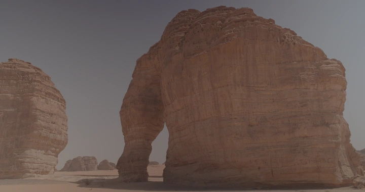 جبل الفيل في العلا، لقطة نهارية واسعة.