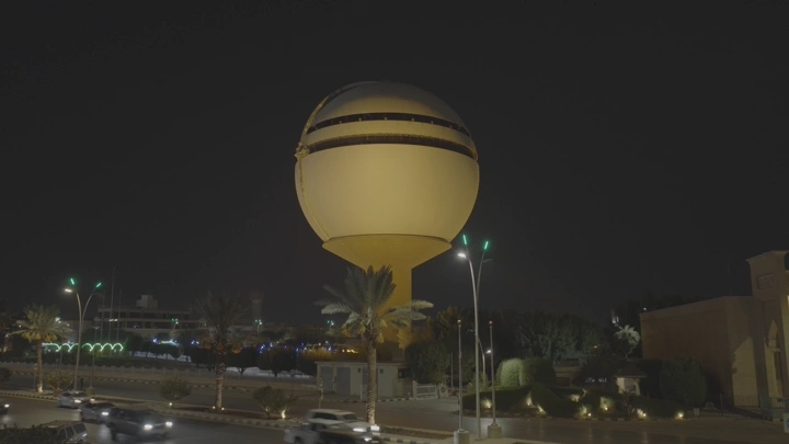 برج مياه بريدة في القصيم، لقطة ليلية.