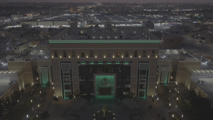 مبنى أمانة منطقة القصيم ليلاً، لقطة جوية.