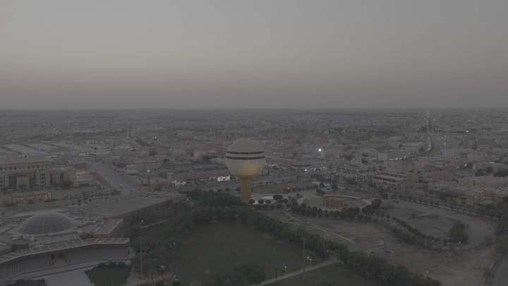 برج مياه بريدة ومركز الملك خالد الحضاري ومبنى أمانة المنطقة في القصيم، لقطة جوية عند الغروب.