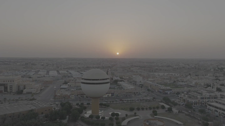 برج مياه بريدة في القصيم عند غروب الشمس، لقطة جوية.