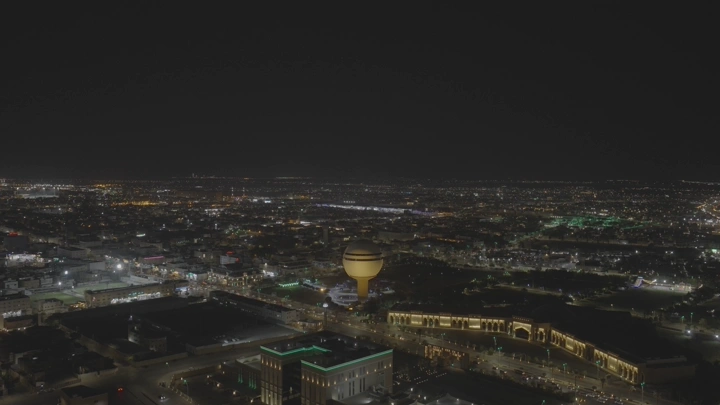 برج مياه بريدة في القصيم، لقطة جوية ليلية.