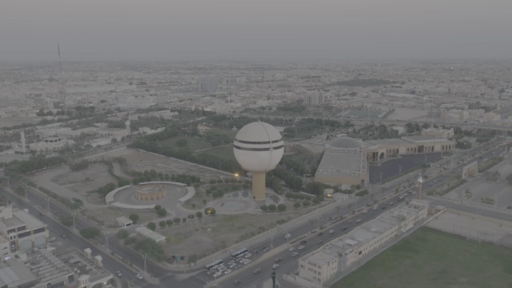 برج مياه بريدة في القصيم، لقطة جوية واسعة عند الغروب.