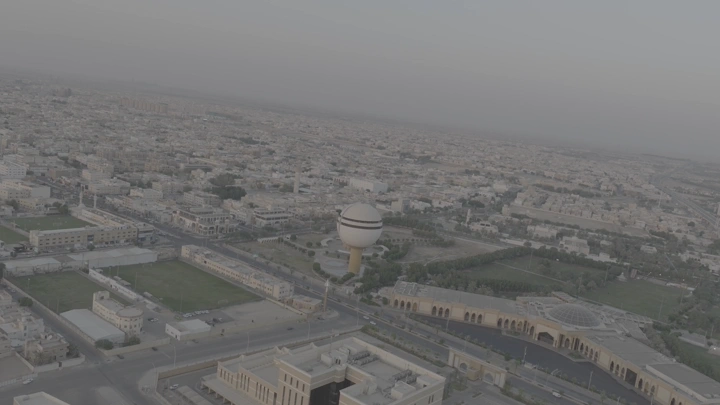 برج مياه بريدة في القصيم، لقطة جوية واسعة في النهار.