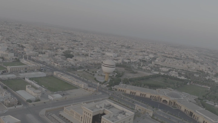 برج مياه بريدة في القصيم، لقطة جوية مائلة.