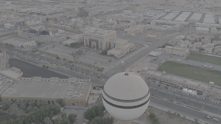 برج مياه بريدة ومبنى أمانة منطقة القصيم، لقطة جوية نهارية.