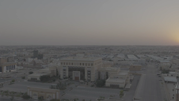 مبنى أمانة منطقة القصيم عند الغروب، لقطة جوية.