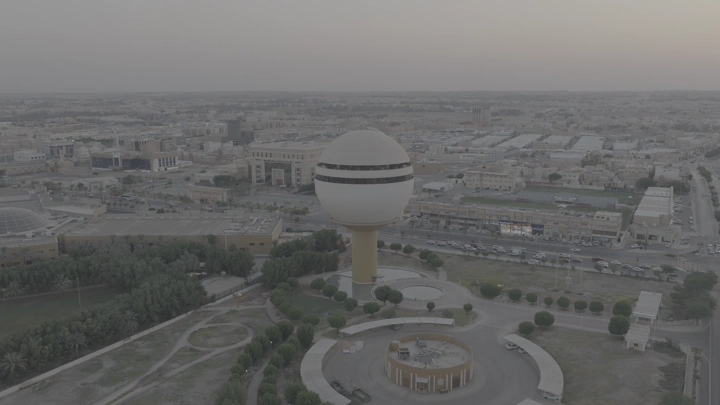 برج مياه بريدة في القصيم، لقطة جوية عند الغروب.