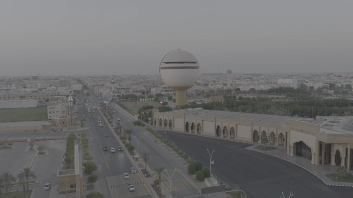 برج مياه بريدة في القصيم، لقطة جوية في النهار.