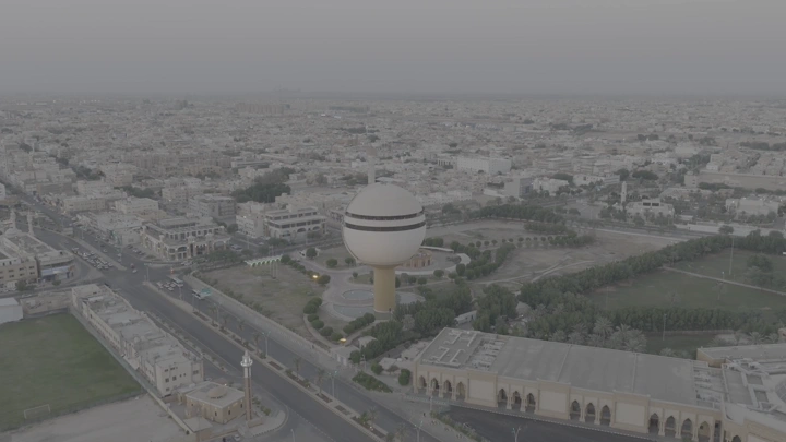 برج مياه بريدة ومركز الملك خالد الحضاري في القصيم، لقطة جوية نهارية.