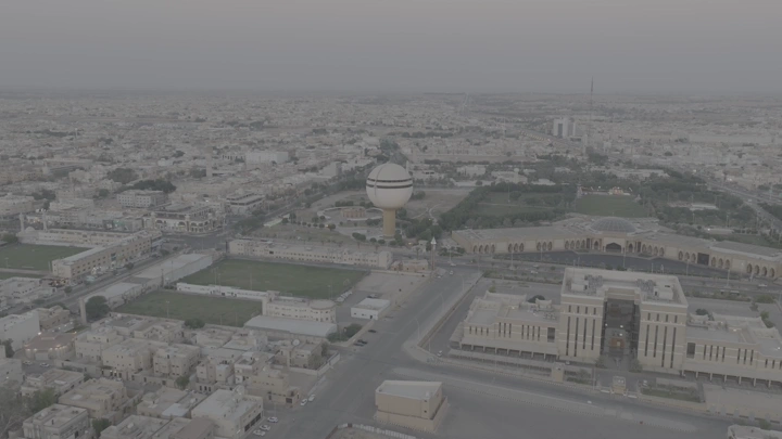 برج مياه بريدة ومركز الملك خالد الحضاري ومبنى أمانة المنطقة في القصيم، لقطة جوية عند الغروب.