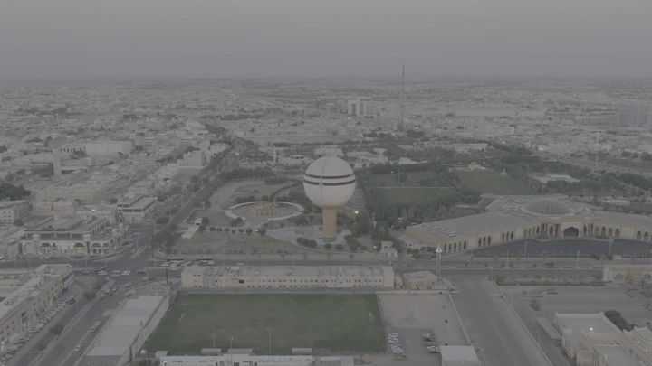 برج مياه بريدة ومركز الملك خالد الحضاري في القصيم، لقطة جوية عند الغروب.