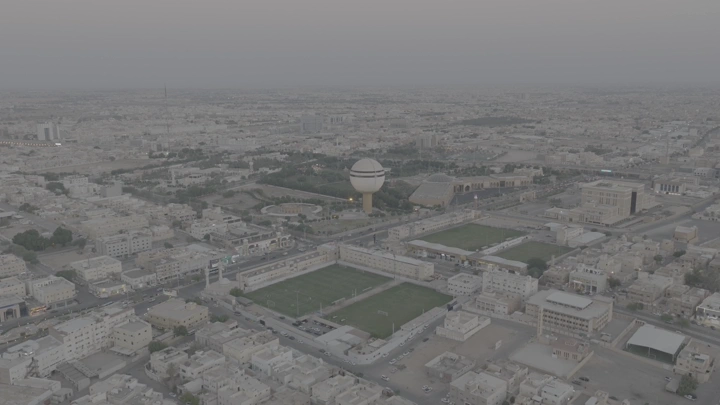 لقطة جوية لبرج المياه في بريدة، القصيم، عند الغروب.