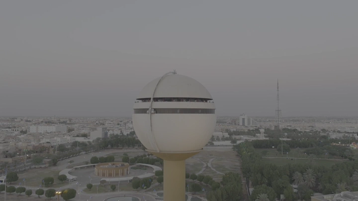 برج مياه بريدة في القصيم، لقطة جوية عند الغروب.