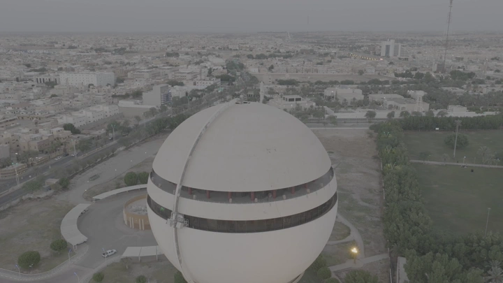 برج مياه بريدة في القصيم، لقطة جوية عند الغروب.