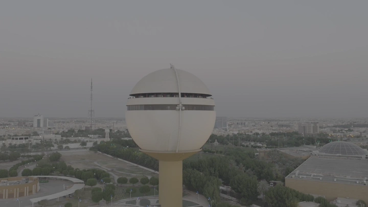 برج مياه بريدة في القصيم، لقطة جوية.