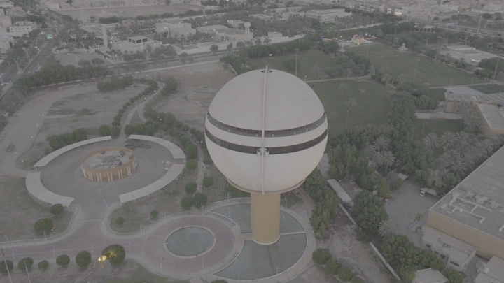 برج مياه بريدة في القصيم، لقطة جوية نهارية.