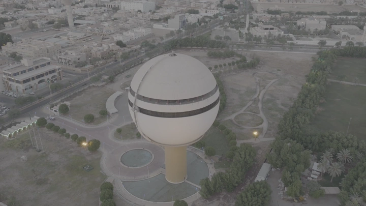 برج مياه بريدة في القصيم، لقطة جوية عند الغروب تظهر المدينة.