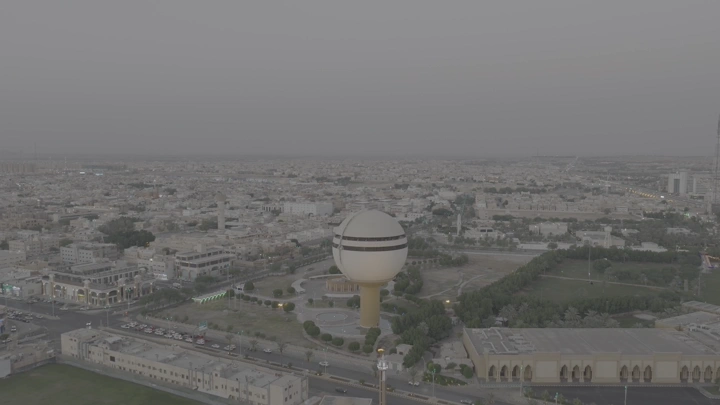 برج مياه بريدة في القصيم، لقطة جوية عند الغروب.