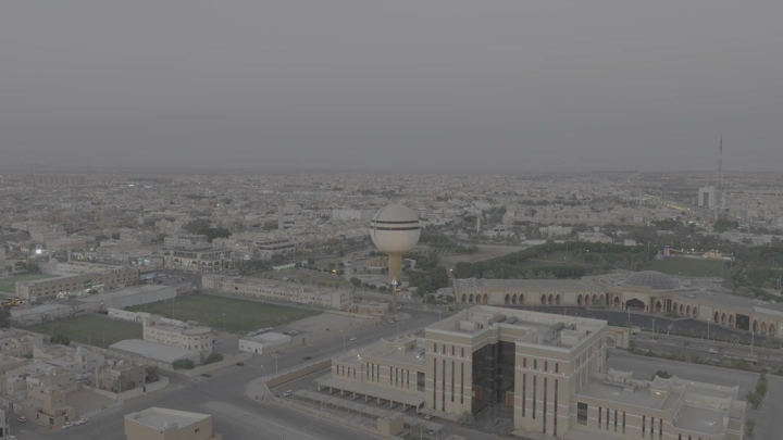 برج مياه بريدة ومركز الملك خالد الحضاري ومبنى أمانة المنطقة في القصيم، لقطة جوية عند الغروب.