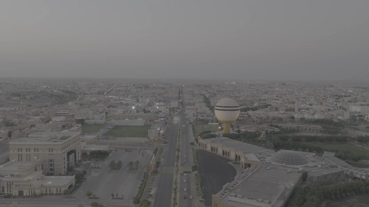 برج مياه بريدة في القصيم عند الغروب، لقطة جوية.