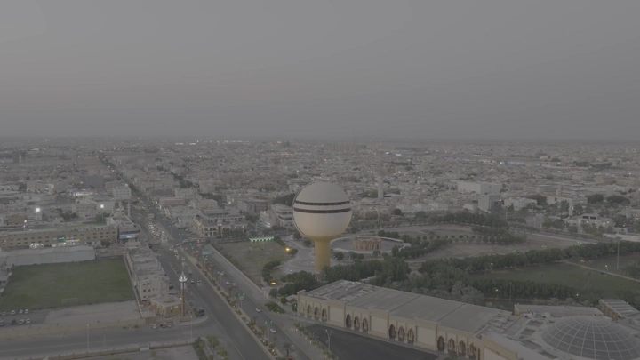 برج مياه بريدة في القصيم عند الغروب، لقطة جوية.